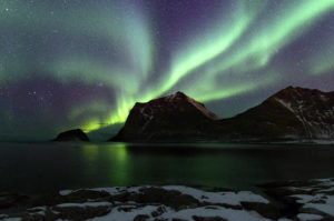 une aurore boréale au cœur des Îles Lofoten
